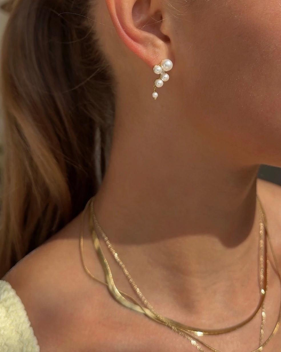 Esen Earrings i 18K forgyldt sterlingsølv med perler og bevægelige detaljer