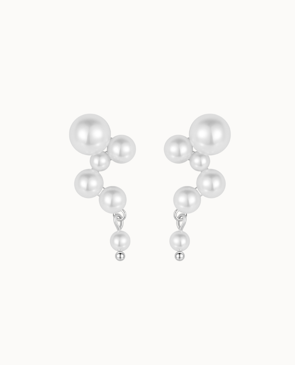 Esen Earrings aus 925er Sterlingsilber mit kleinen weißen Perlen und organischem Drop-Design