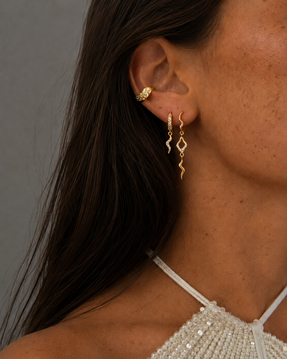 Verguld Estella ear cuff die de illusie van meerdere piercings geeft