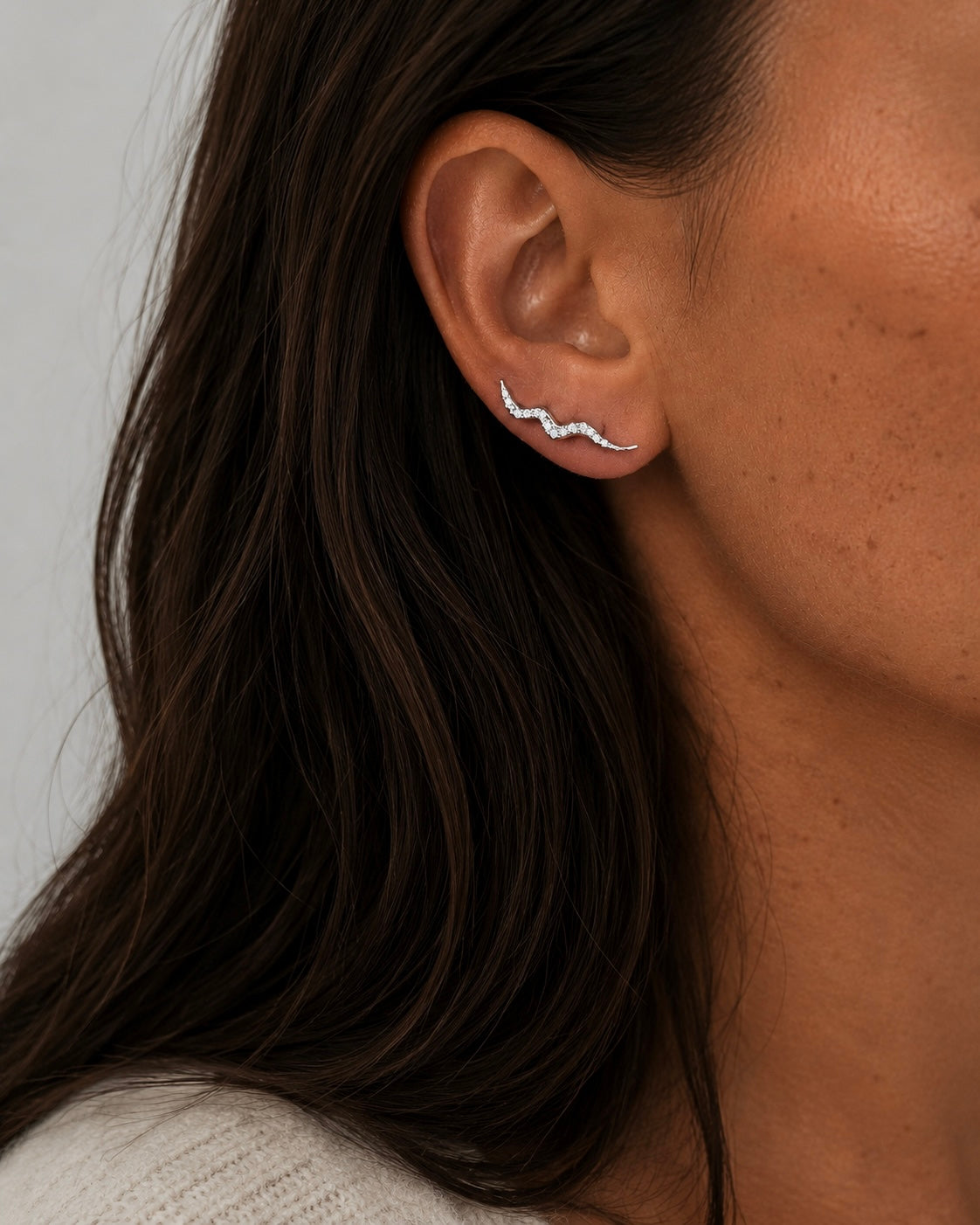 Esther ear climber i sølv fyldt med klare kubiske zirkoner