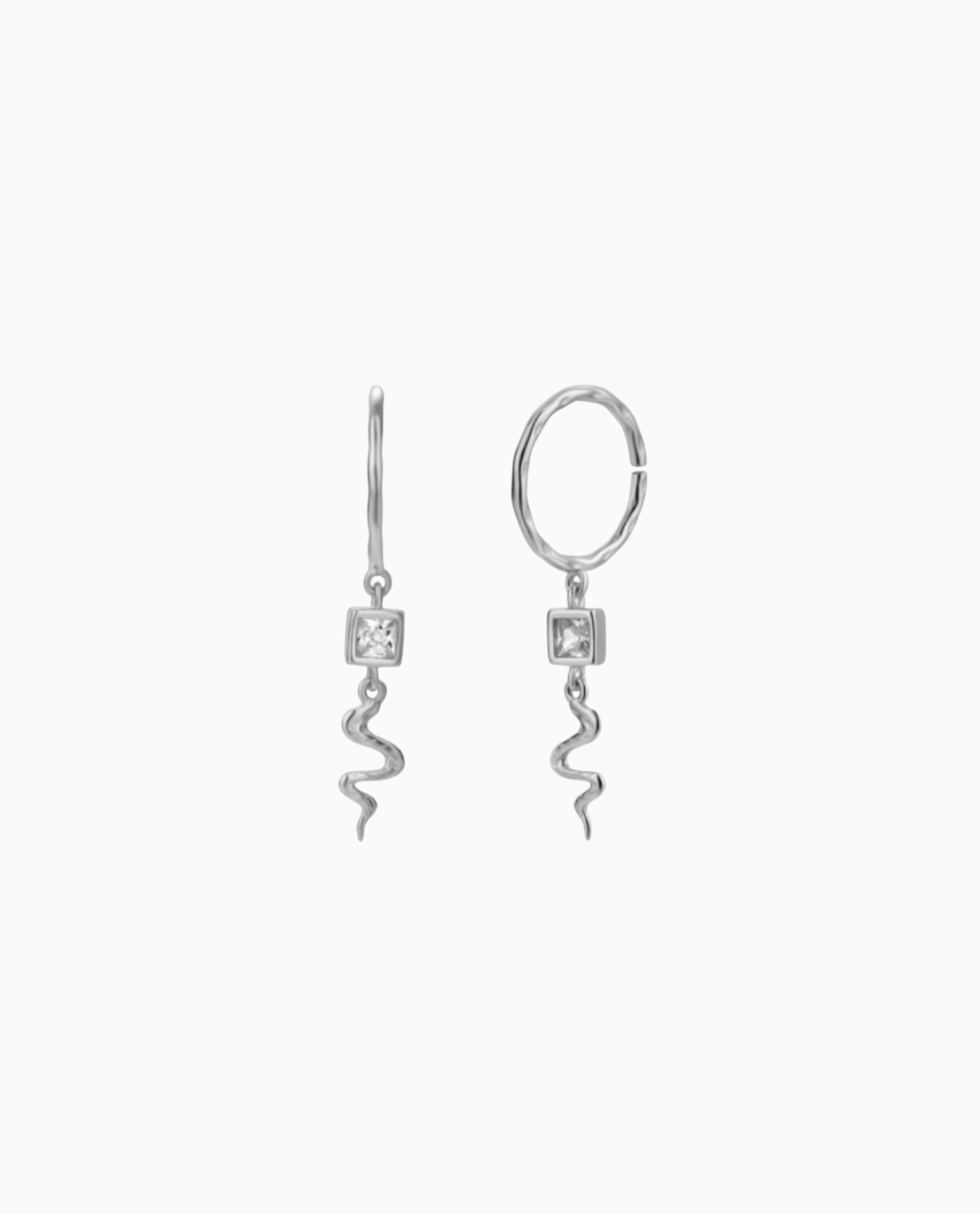 Eulalie Earrings i 925 sterlingsilver – creoler med fyrkantig zirkon och tvinnade detaljer
