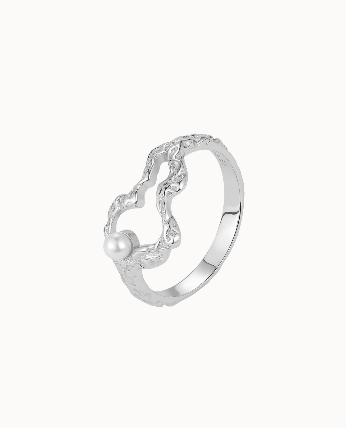 Ezili Ring i 925 sterlingsølv med åbent hamret design og perle