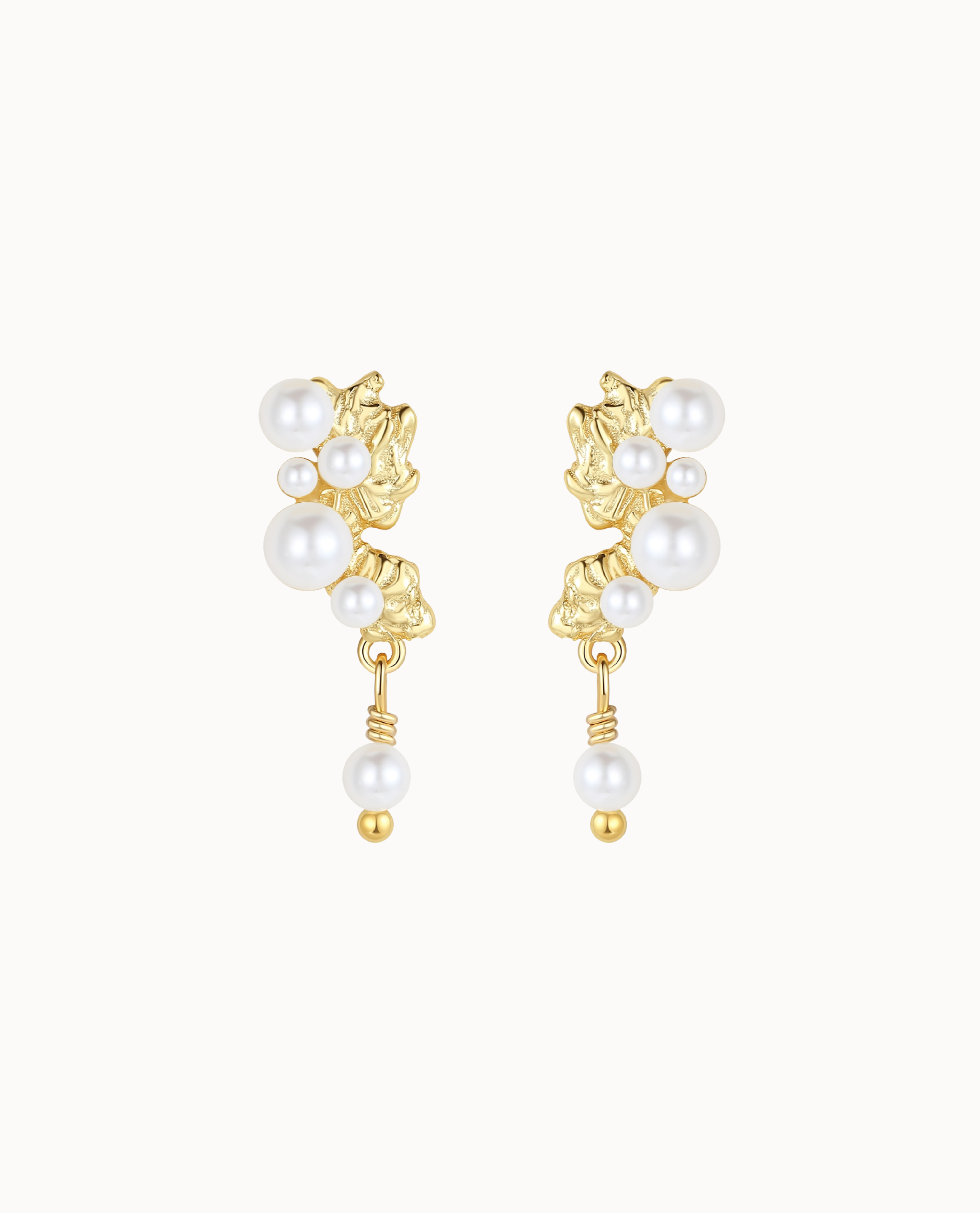 Fei Earrings i 18K forgyldt sterlingsølv med små hvide perler og organisk design