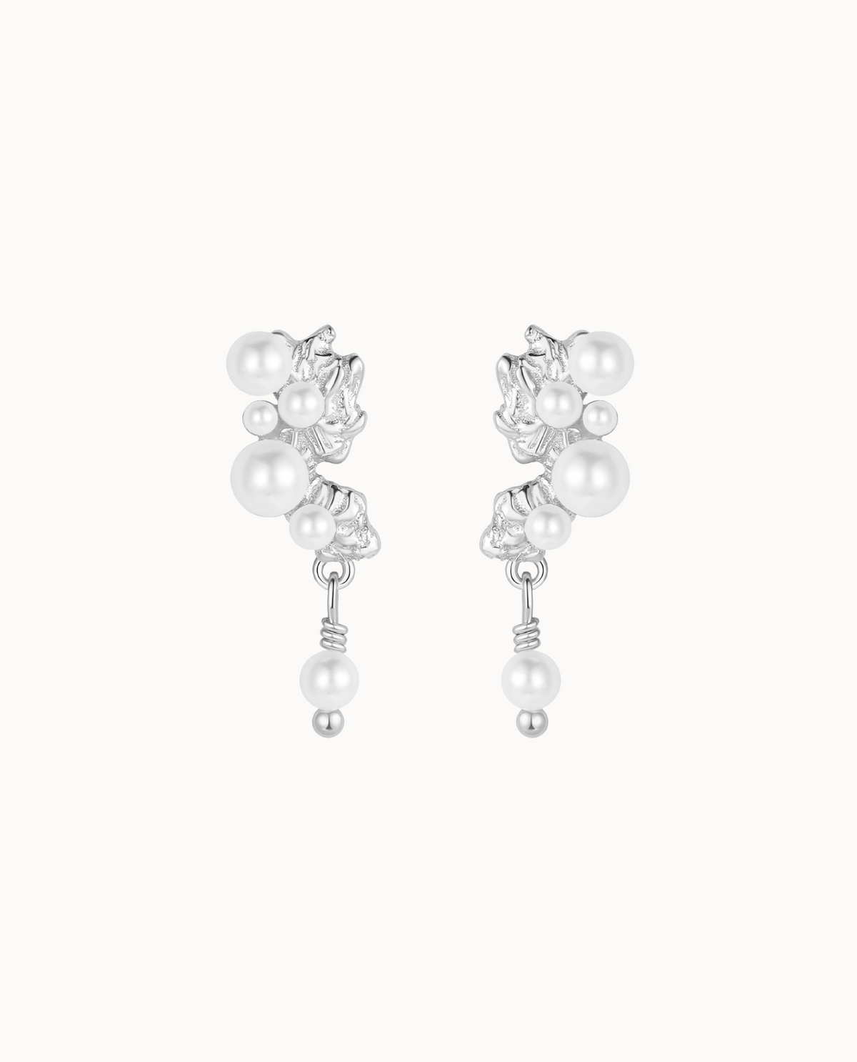 Fei Earrings i 925 sterlingsølv med små hvide perler og organisk design
