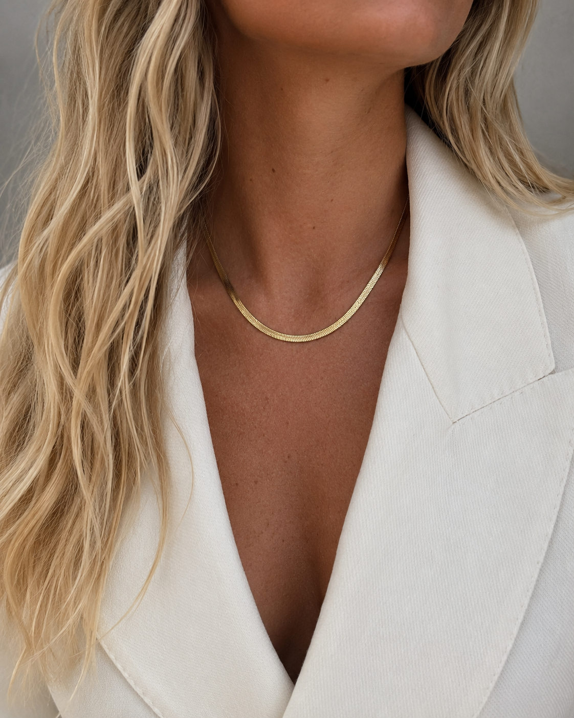 Flat Snake Chain halskæde i forgyldt stål med fladt, fleksibelt design