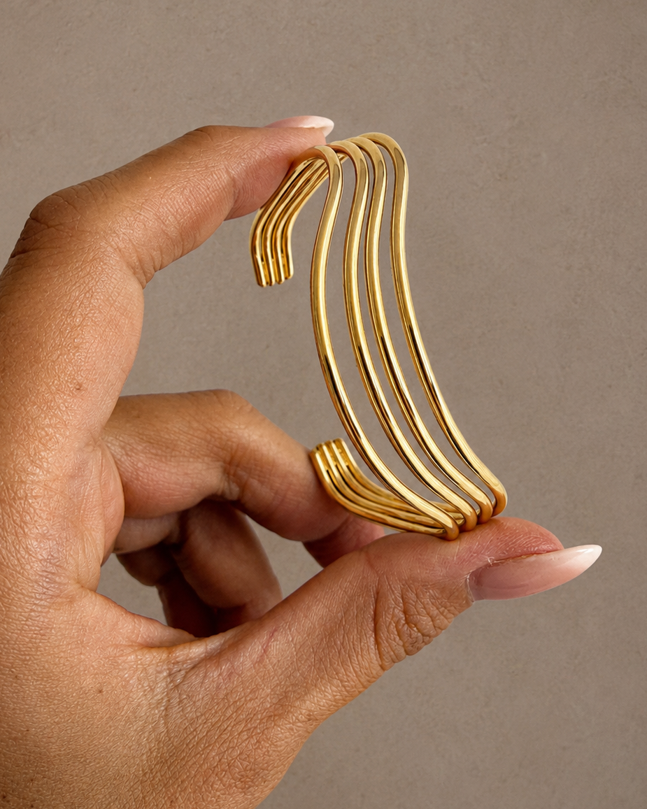 Breiter Flown Bangle in vergoldeter Ausführung mit welligen Linien