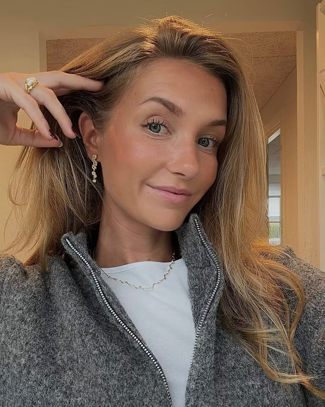 Galene Earrings og Lorelai Necklace i 18K forgyldt sterlingsølv båret af model