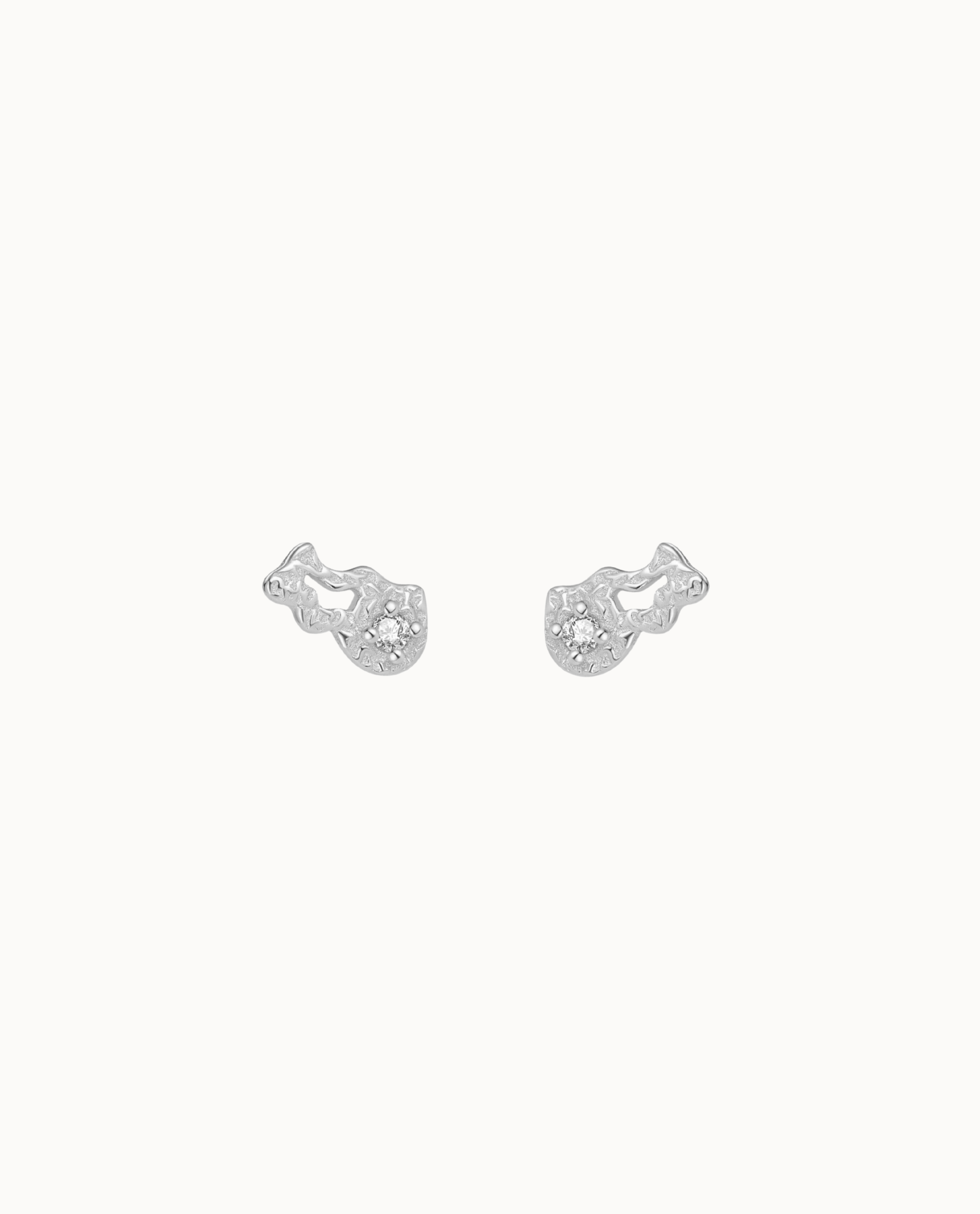 Gali Petite Studs aus 925er Sterlingsilber mit gehämmerter Oberfläche und kleinem Zirkon