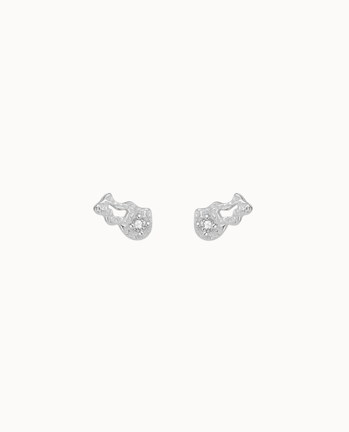 Gali Petite Studs in 925 sterling zilver met gehamerd oppervlak en kleine zirkoon