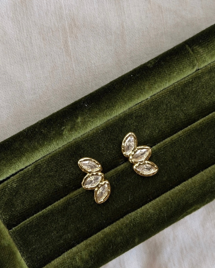 Hepa Petite studs i forgyldt sterlingsølv – zirkoner formet som en elegant vifte