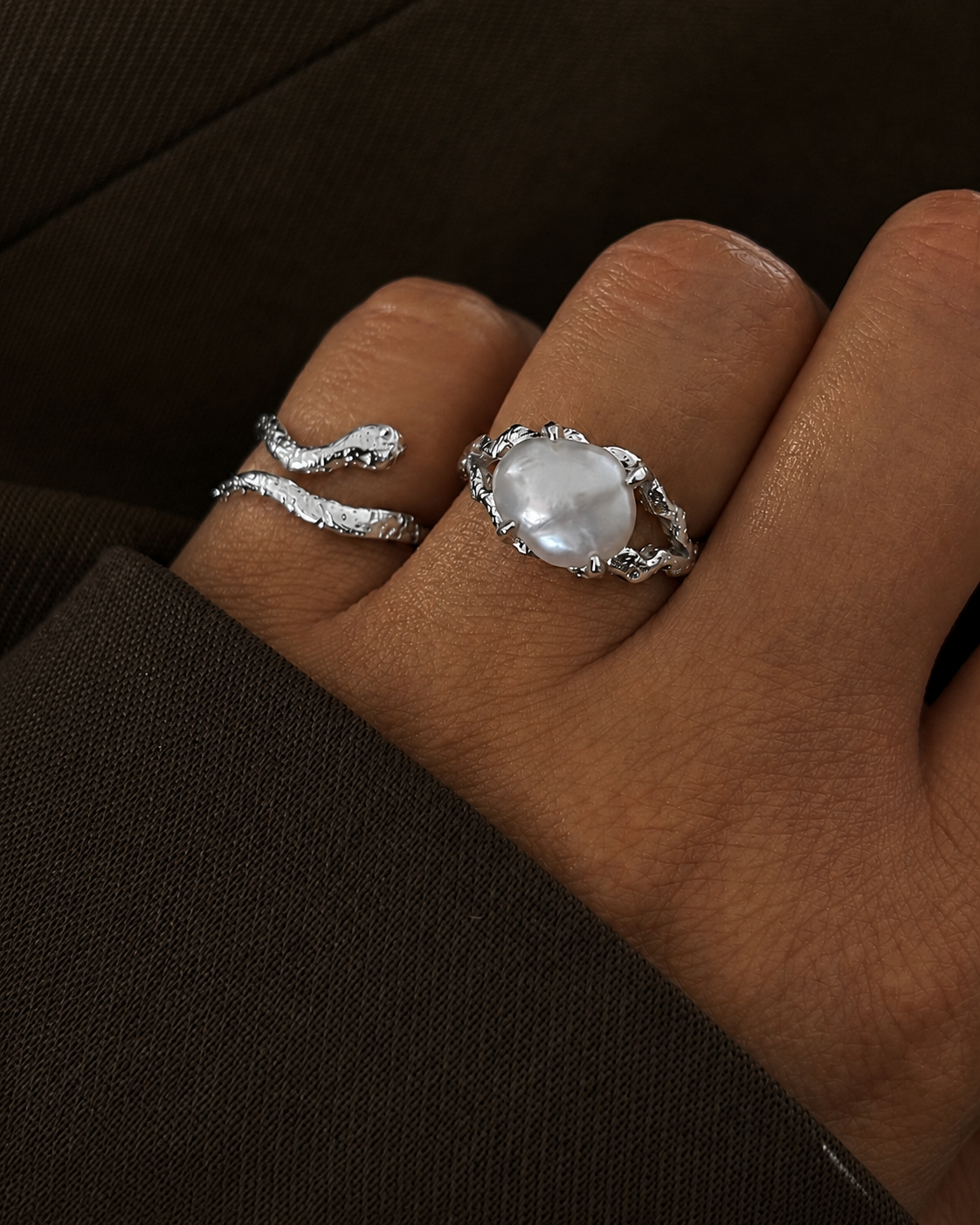 Hissandra ring fra Nava Copenhagen i 925 sterlingsølv med stor barok ferskvandsperle