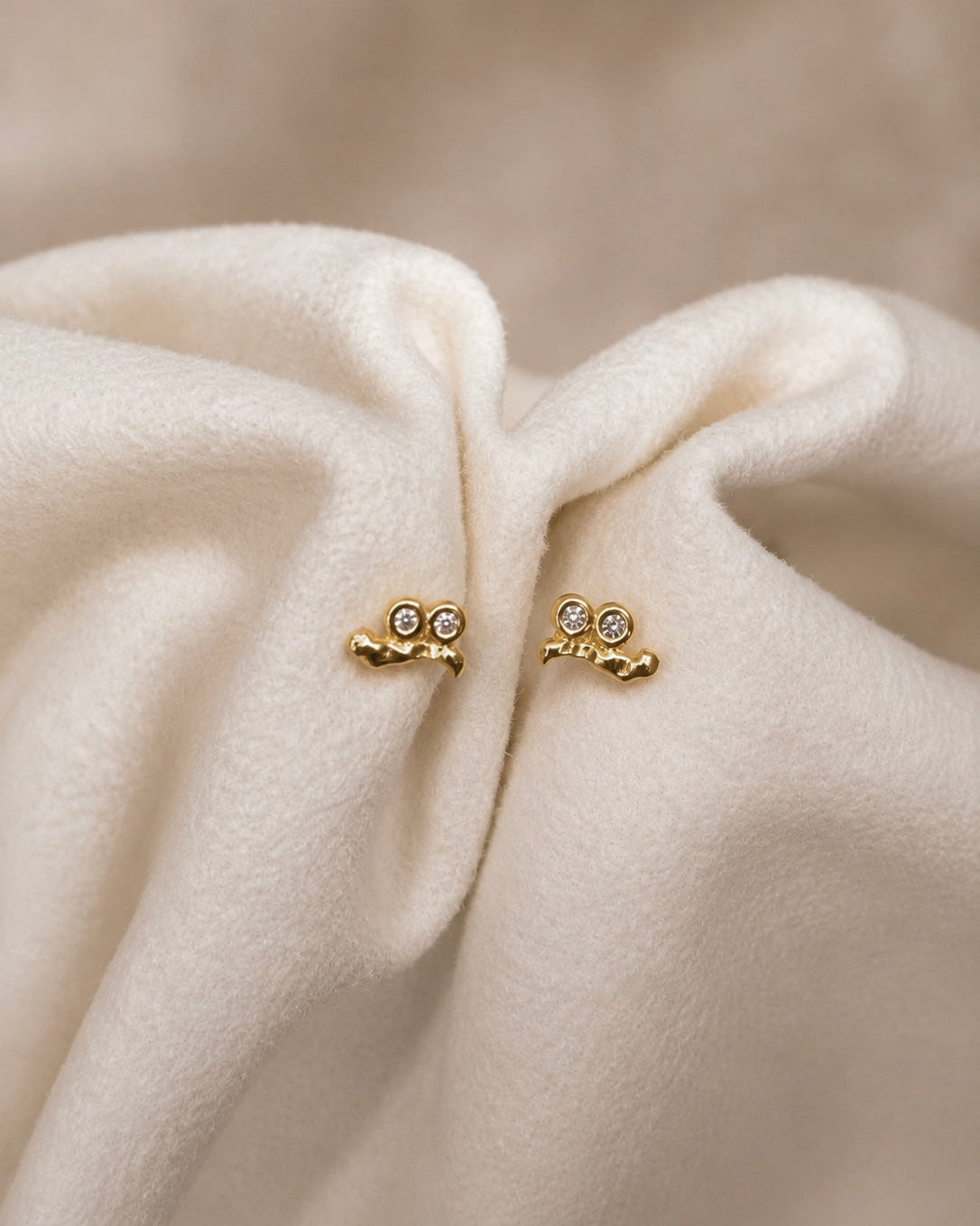 Horea Petite studs i forgyldt sterlingsølv – rå tekstur og funklende zirkoner