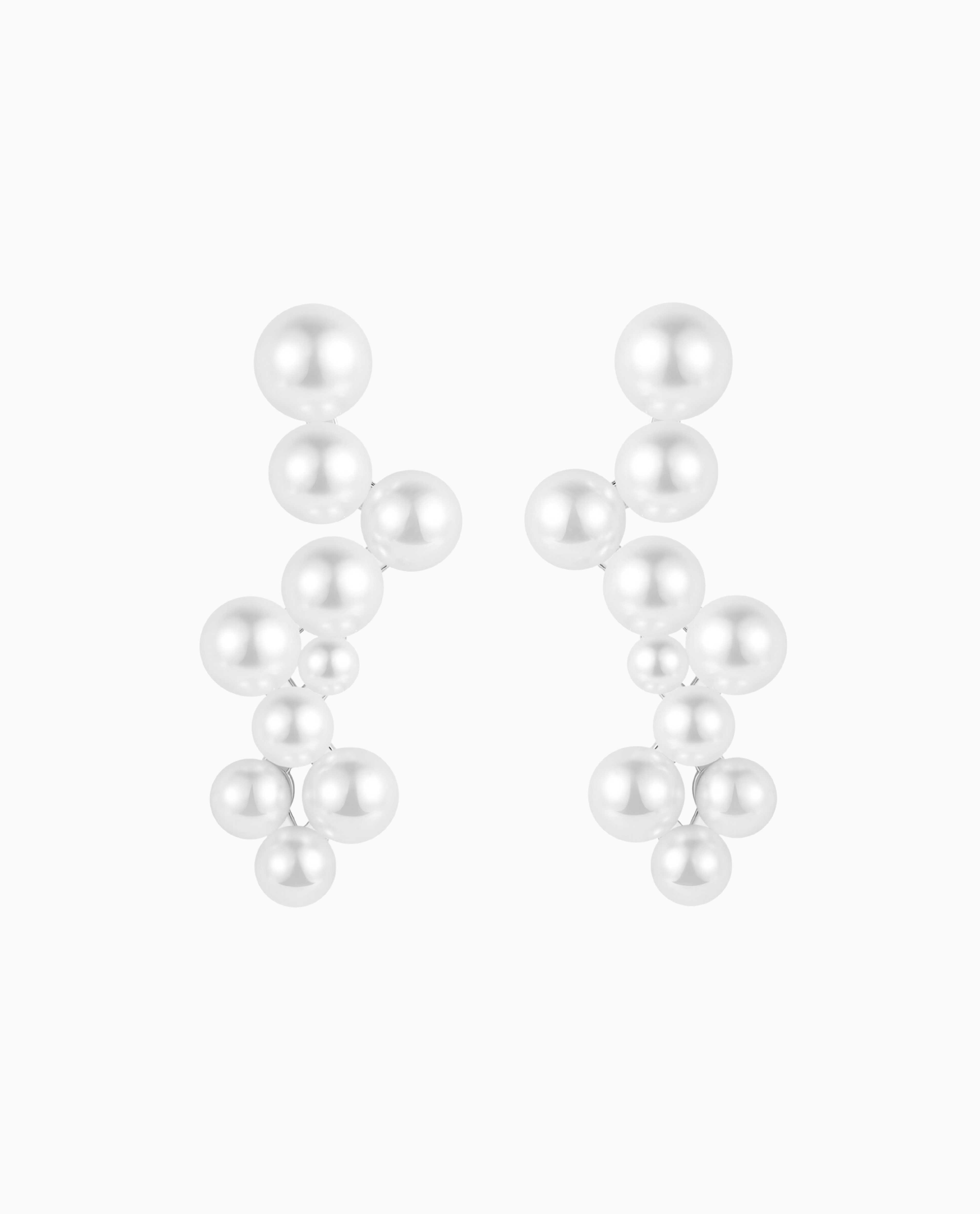 Indra Earrings aus 925er Sterlingsilber – langer Ohrstecker mit Perlentraube