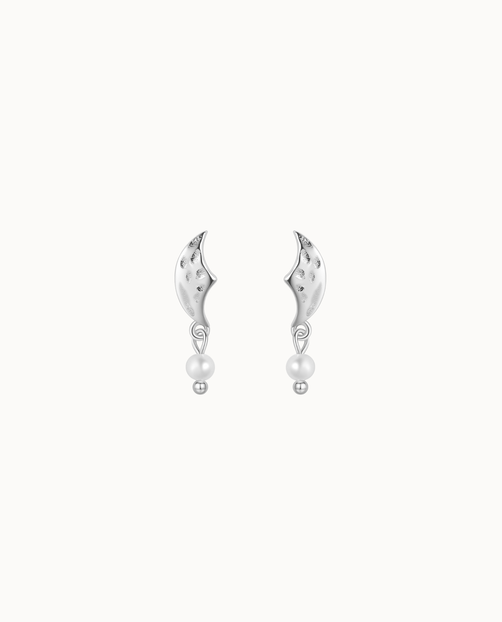 Indu Earrings in 925 sterling zilver in de vorm van een maan met bungelende parel