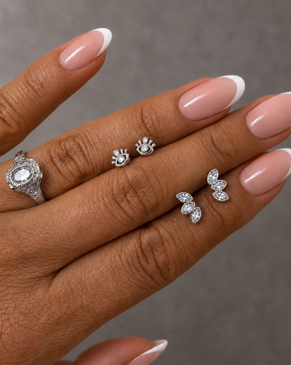 Ineni Petite Studs aus Sterlingsilber – augenförmiges Motiv mit kleinen Zirkonen