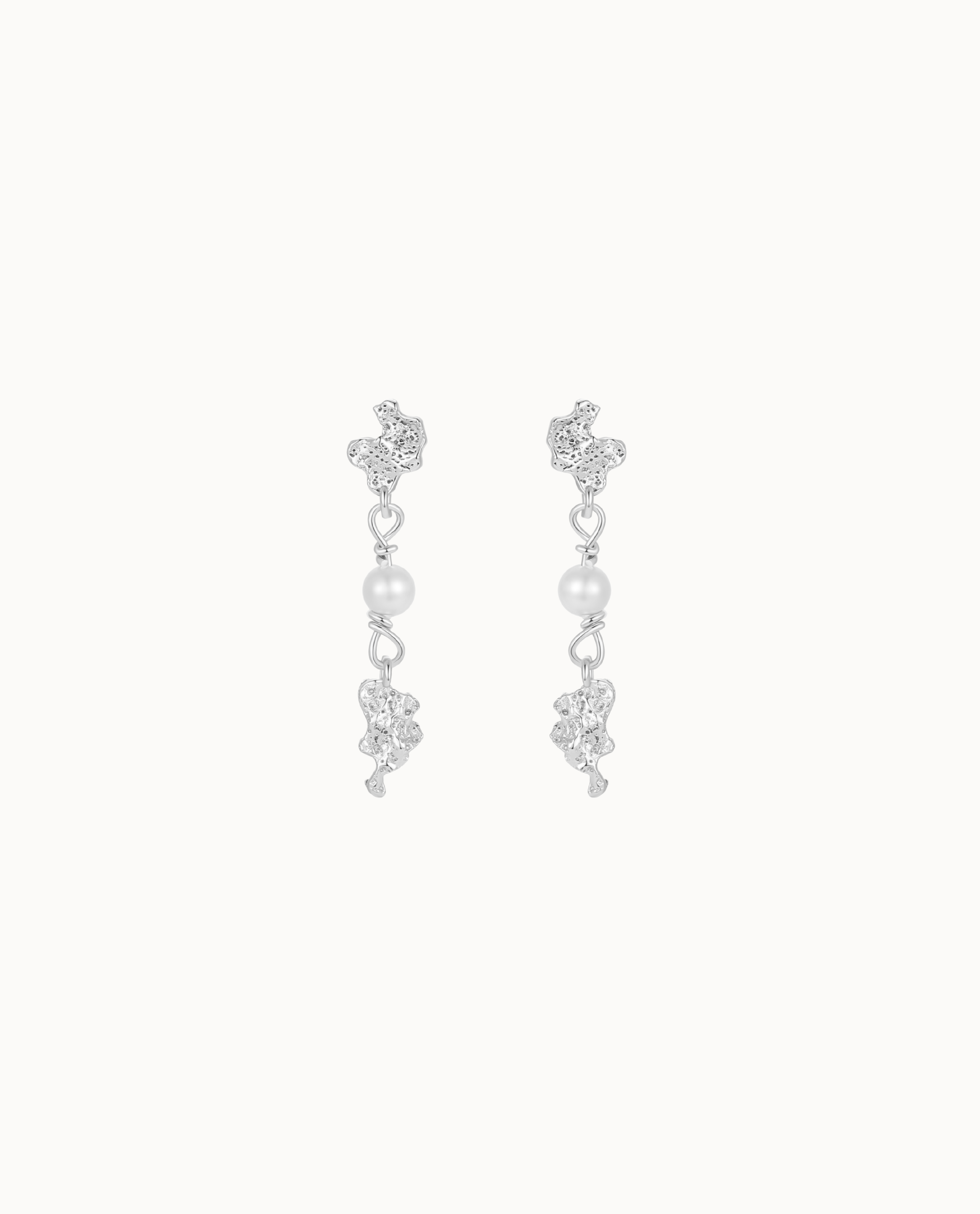 Kaa Ohrringe aus 925er Sterlingsilber mit strukturierten Anhängern und Muschelperle