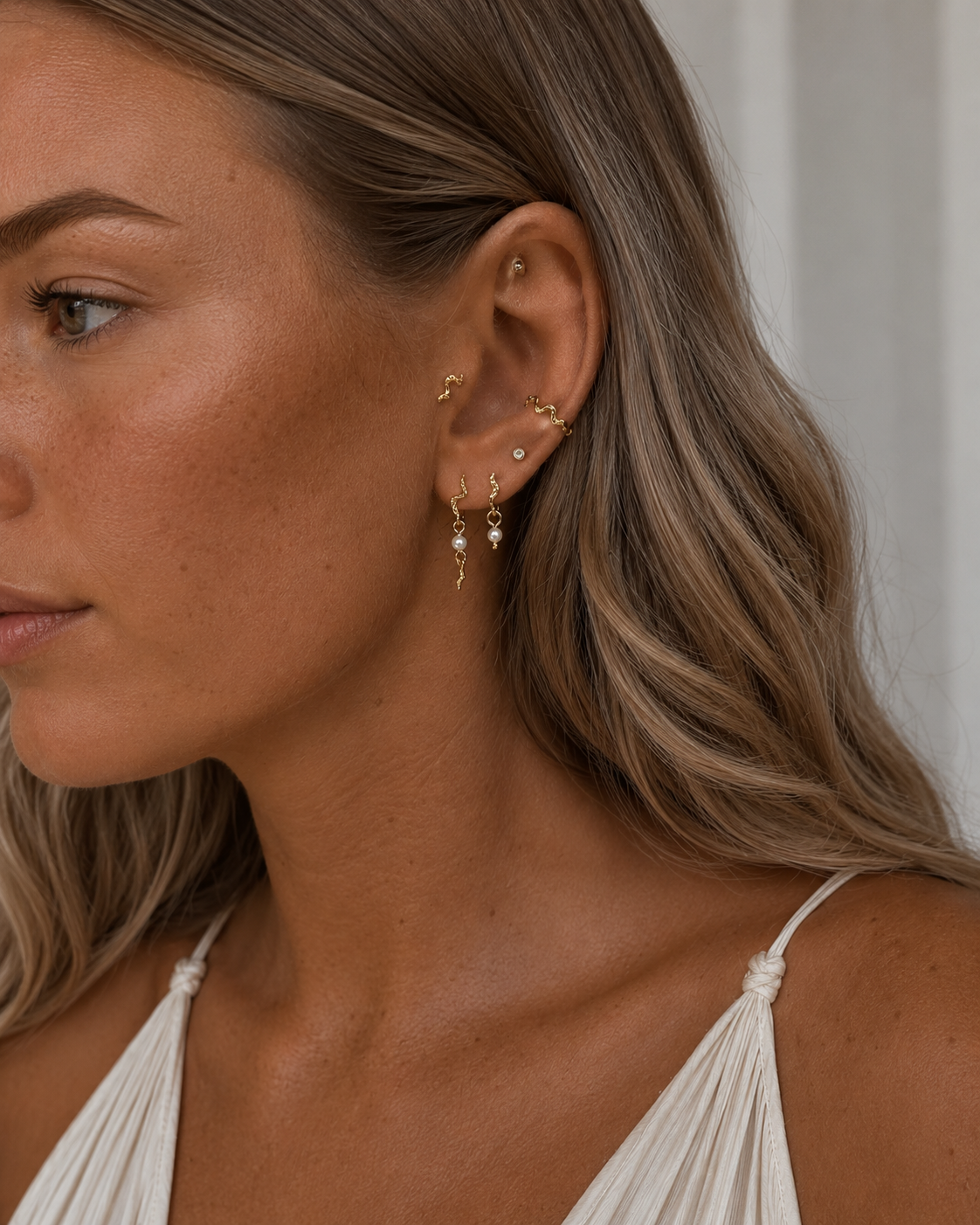 Kai Petite Studs og Aquarius Earrings i 18K forgyldt sterlingsølv med perlemor