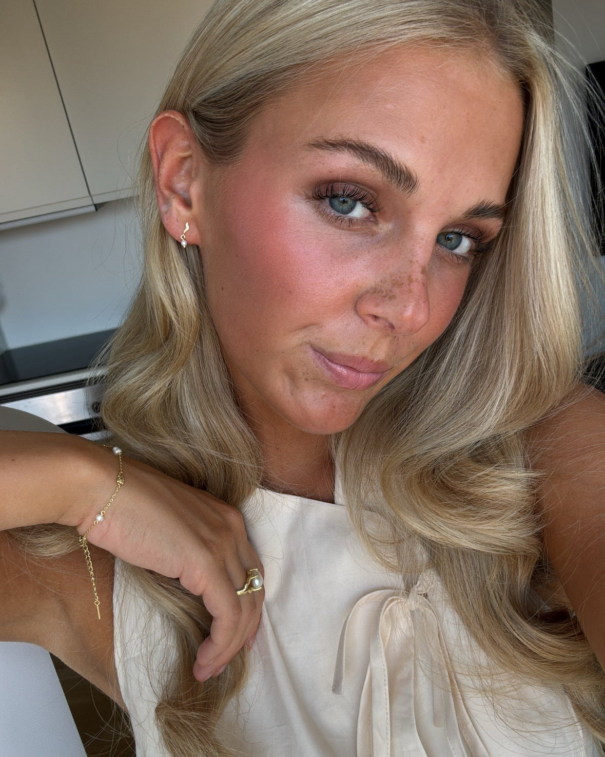 Kai Petite Studs i forgyldt sterlingsølv med organisk design og perlemorsperler