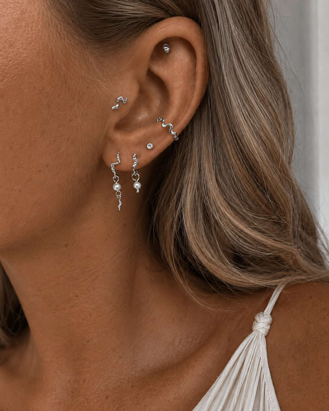 Kai Petite Studs i 925 sterlingsølv med fine dinglende perlemorsperler