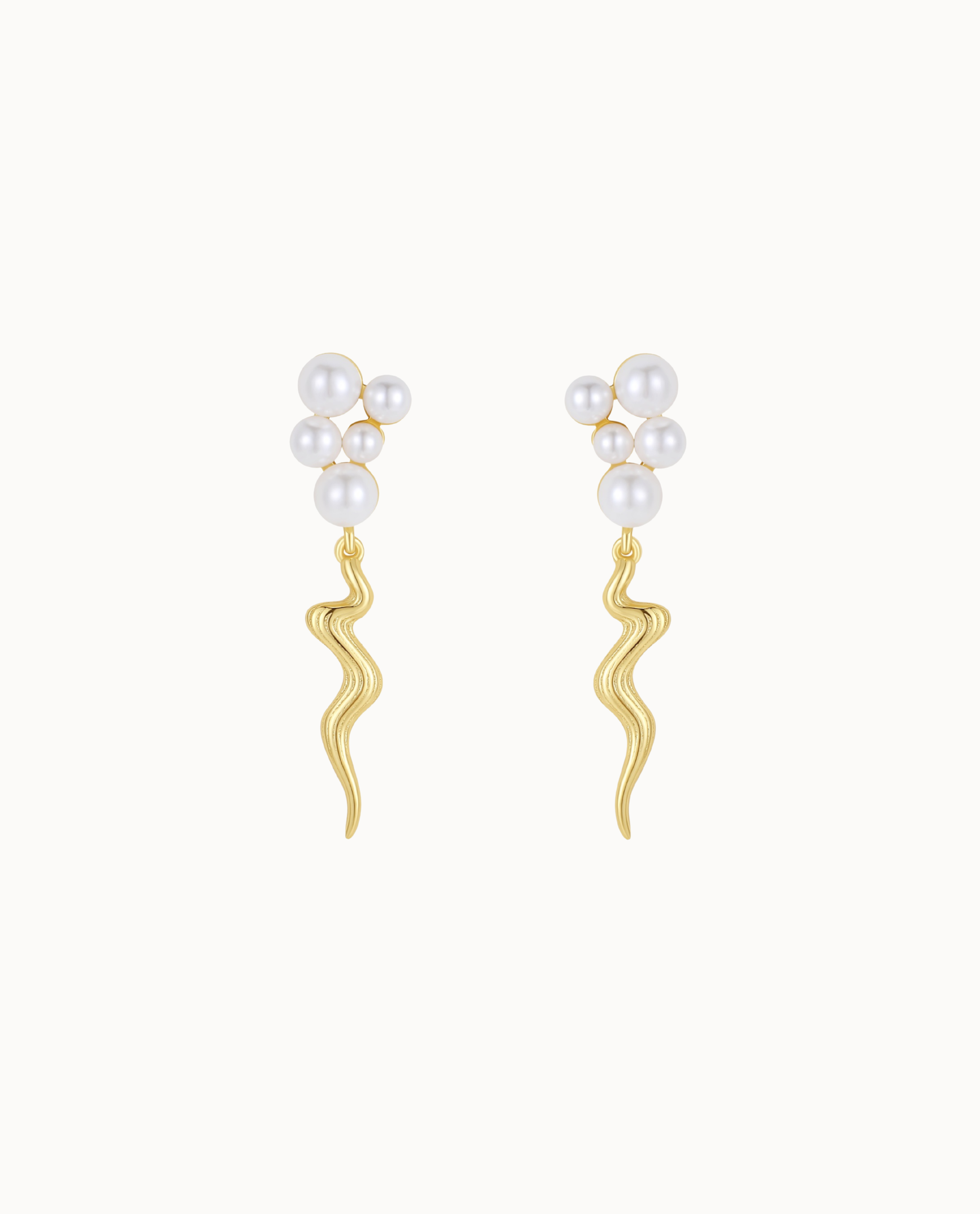 Kanasu oorknopjes in 18K verguld sterling zilver met tros schelpparels en golvende hanger