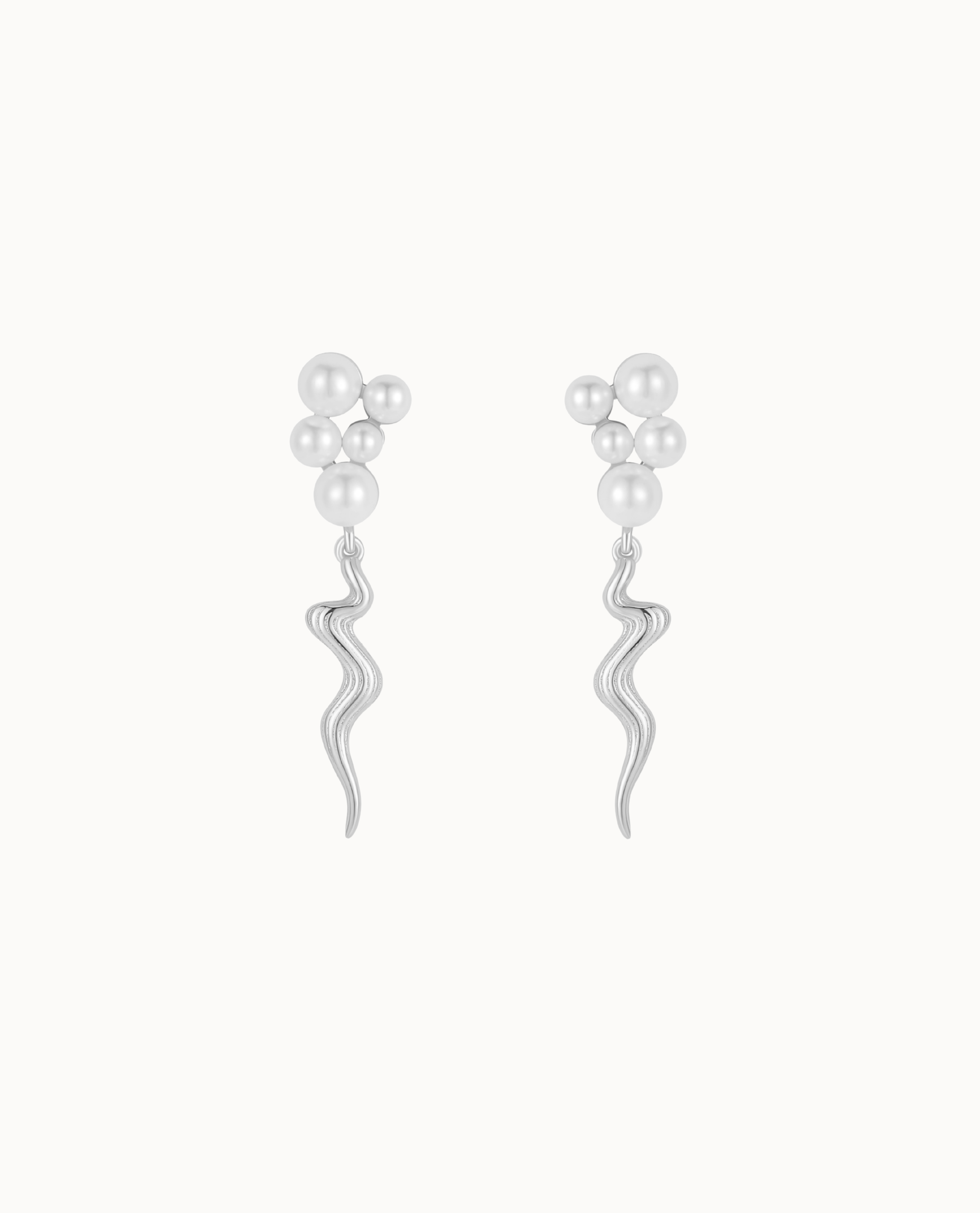Kanasu oorknopjes in 925 sterling zilver met tros schelpparels en golvende hanger