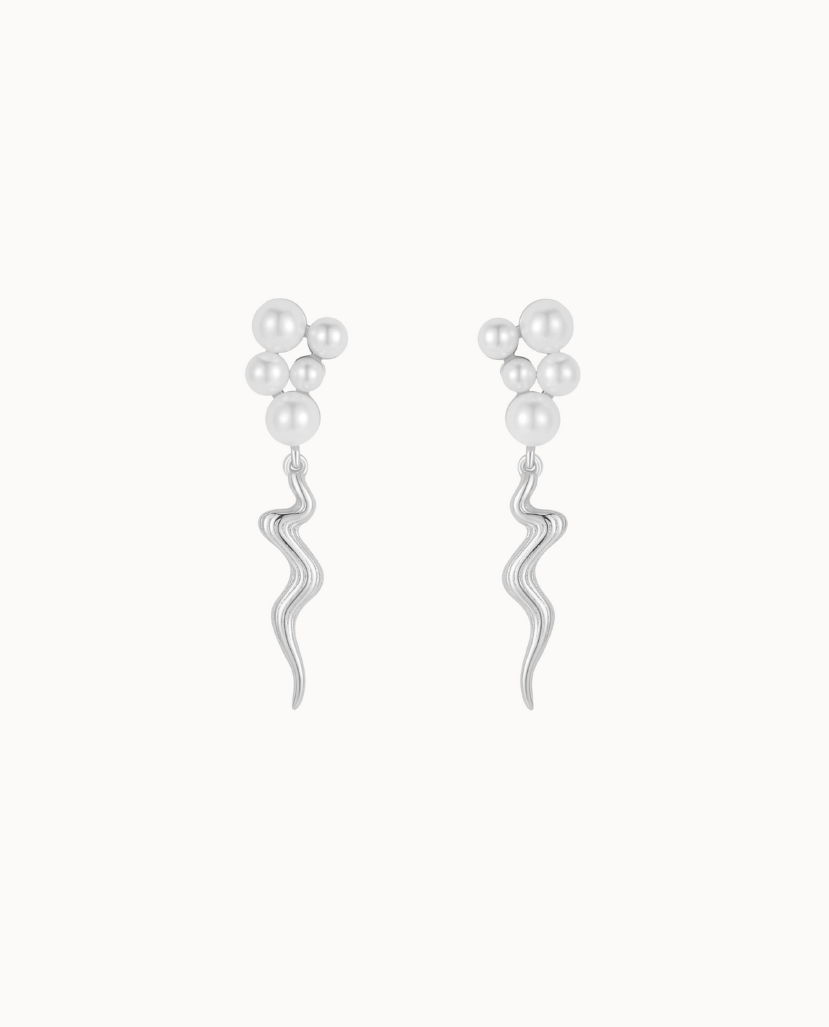 Kanasu oorknopjes in 925 sterling zilver met tros schelpparels en golvende hanger