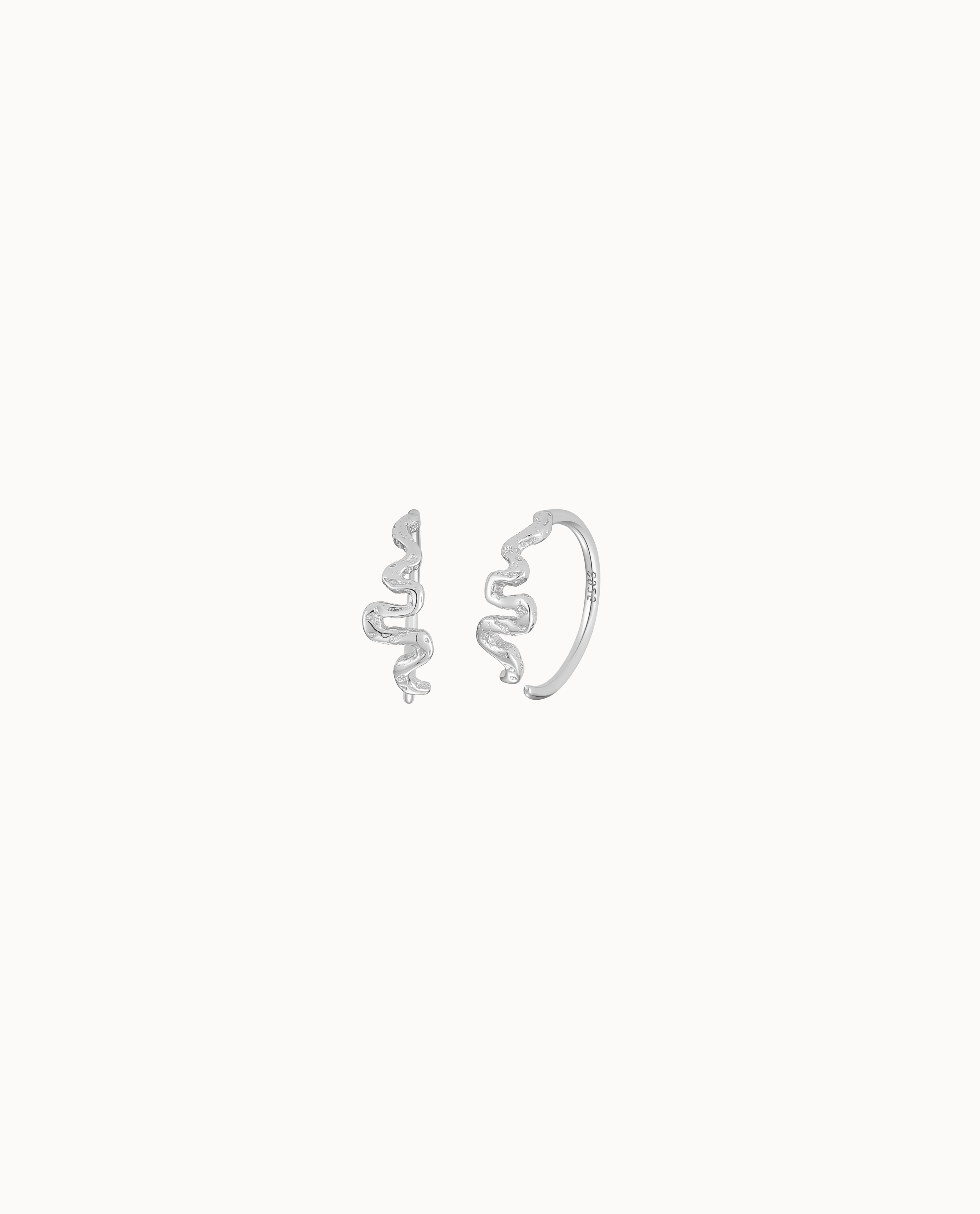 Karai Petite creolen in 925 sterling zilver met organische, ruwe structuur