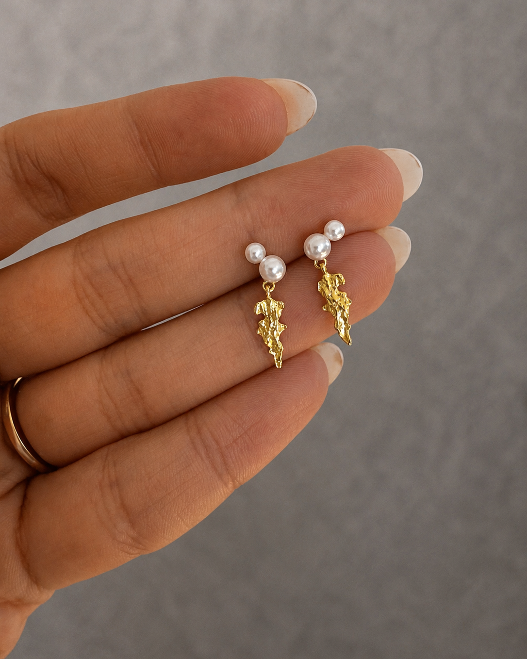 Lamia earrings from Nava Copenhagen in 18K gold-plated 925 sterling silver with pearls and a raw textured pendant