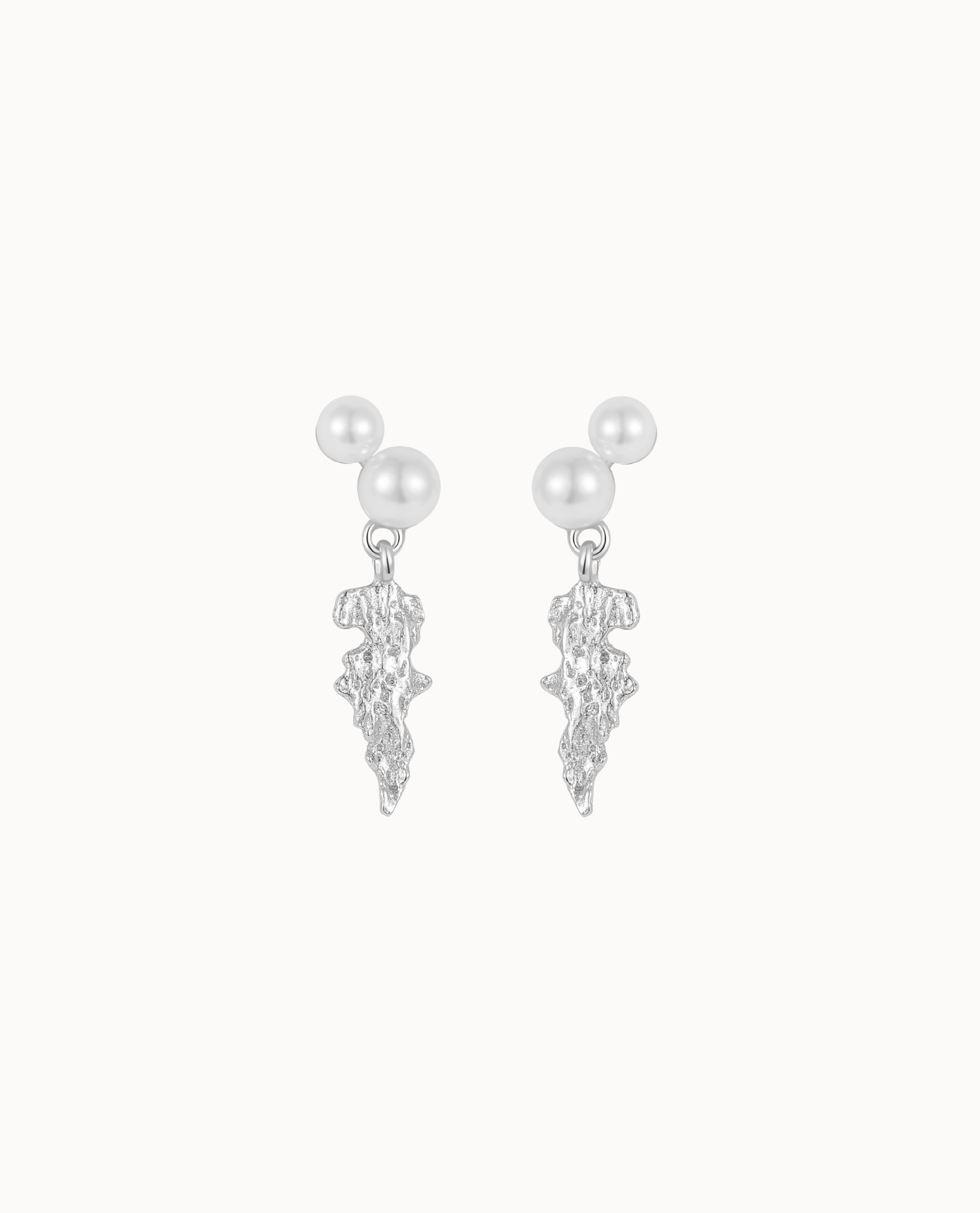Lamia Ohrringe aus 925er Sterlingsilber mit Perlen und rau strukturiertem Anhänger