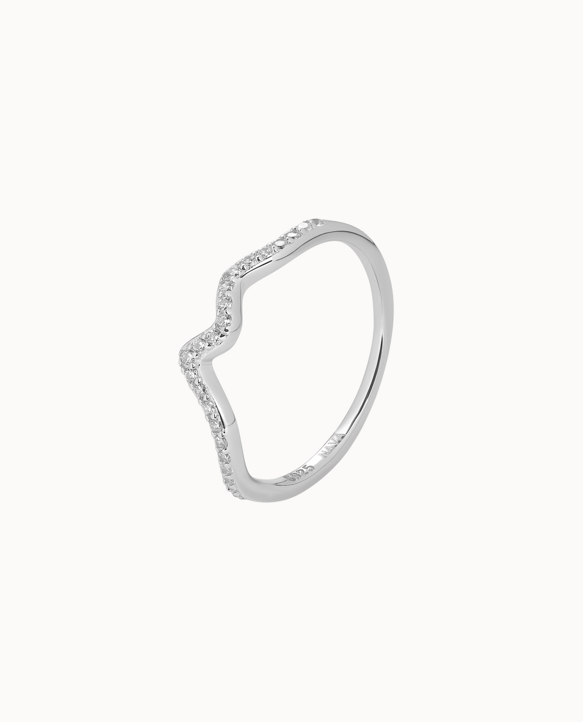 Larissa Ring i 925 sterlingsølv med små kubiske zirkoner, der bølger om fingeren