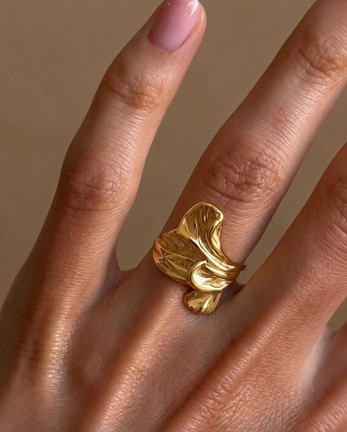 Leaf ring i forgyldt stål inspireret af naturens organiske former