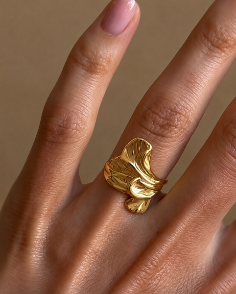 Leaf ring i forgyldt stål inspireret af naturens organiske former