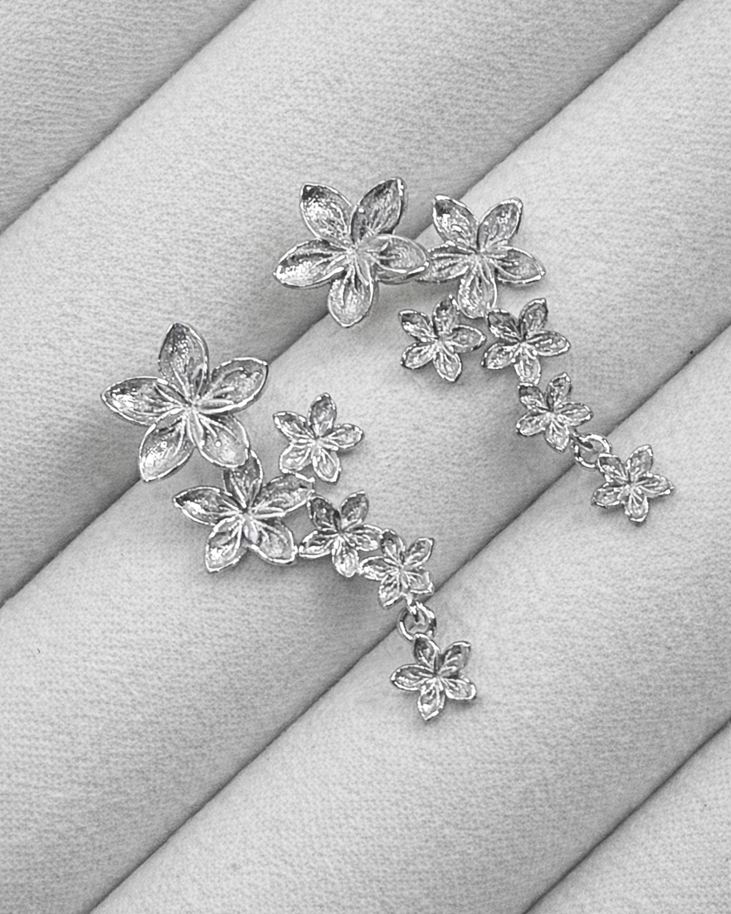 Leia Earrings i sølv med detaljerede blomster, der bevæger sig ned langs øret
