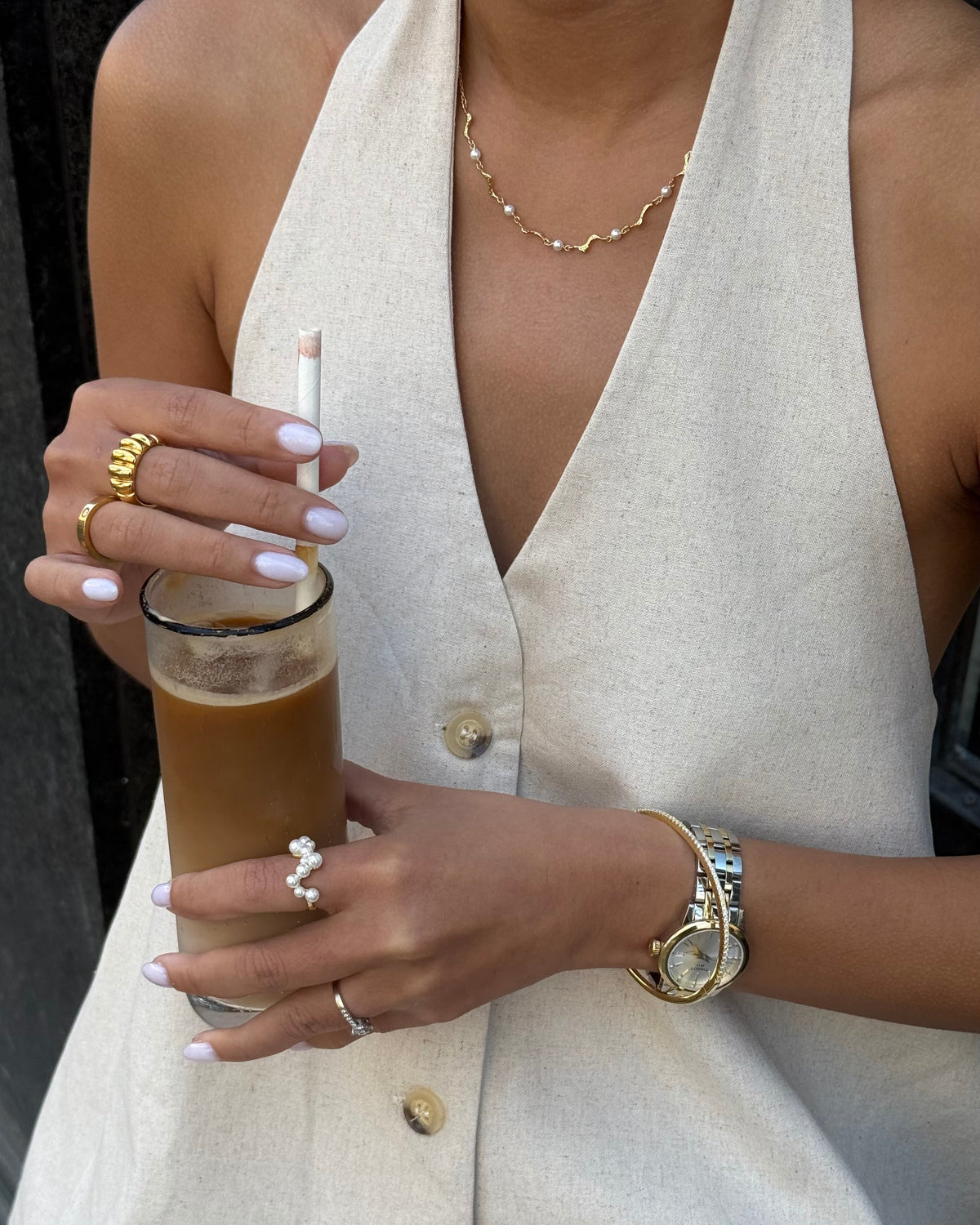 Lorelai Necklace i 18K forgyldt sterlingsølv med bølgende design og perlemor