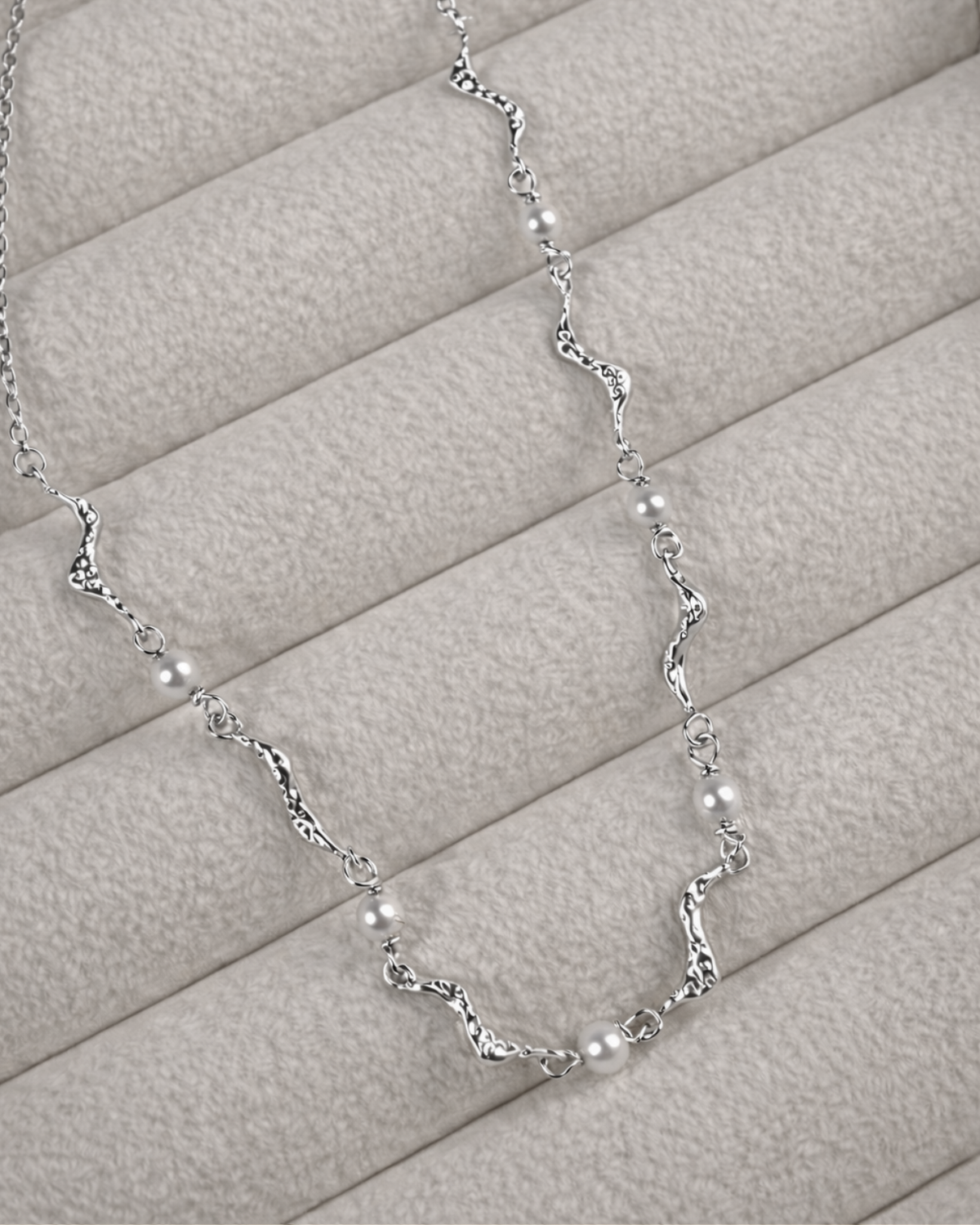 Lorelai Halskette aus 925er Sterlingsilber mit welligem Design und Perlmuttperlen