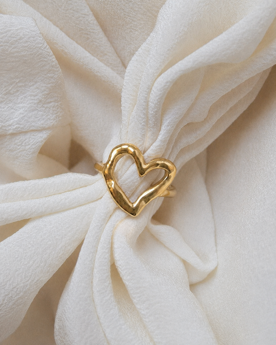 Wasserfester Love Ring mit weichem, organischem Herzdesign in vergoldeter Ausführung