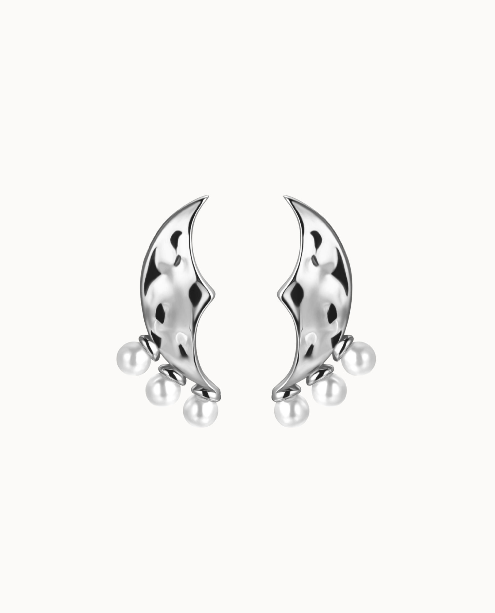 Luna Earrings aus 925er Sterlingsilber in Mondform mit drei kleinen Perlen
