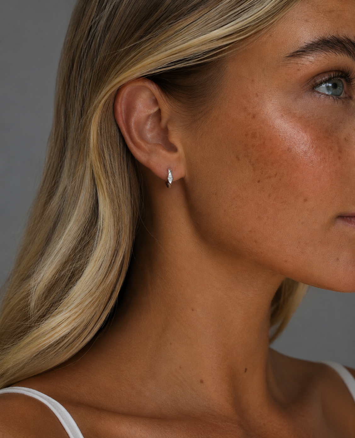 Lyra örhängen i silver med måne och zirkoner – enkla och lätta att mixa
