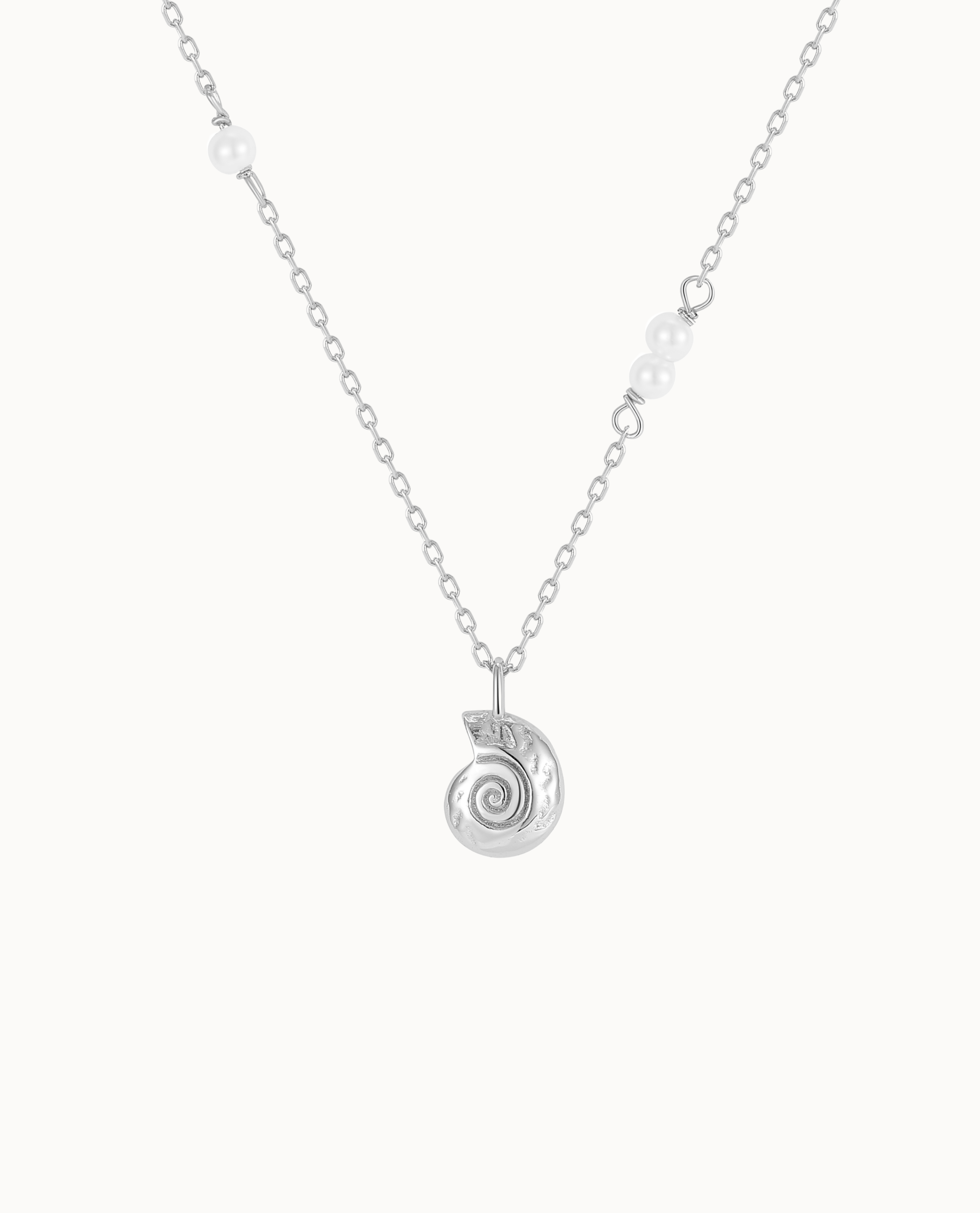 Mahe Necklace in 925 sterling zilver met paardetails en gedraaide schelphanger