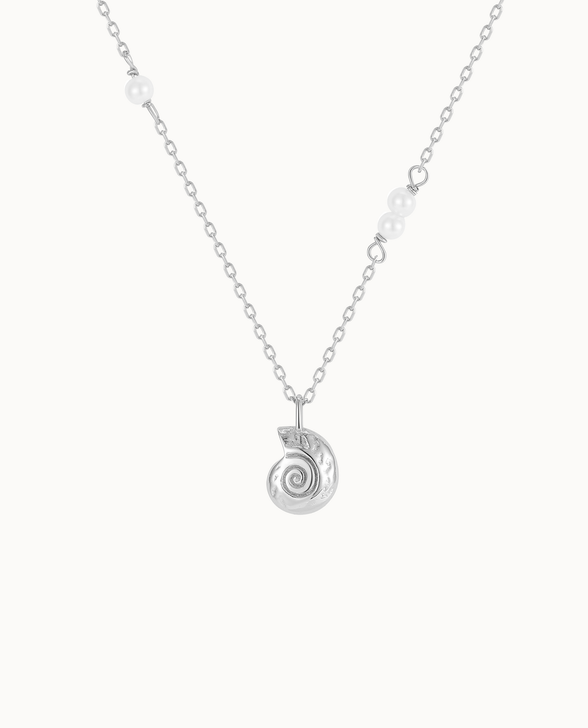 Mahe Necklace i 925 sterlingsølv med perledetaljer og snoet konkylievedhæng