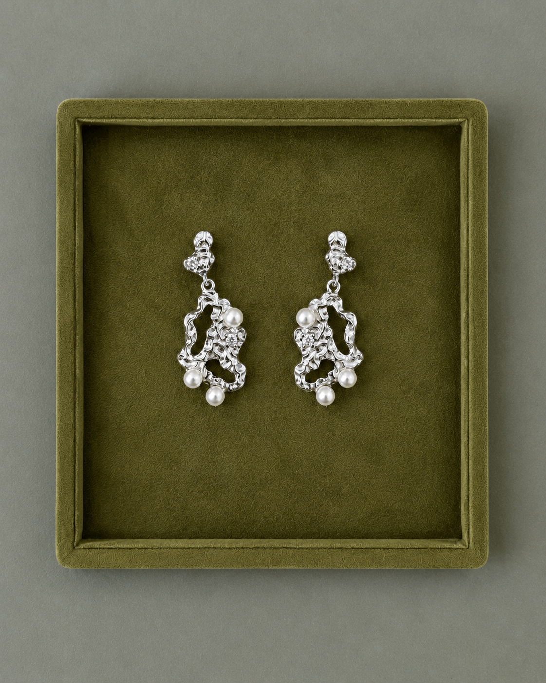 Makara Earrings i sølv i smykkeæske