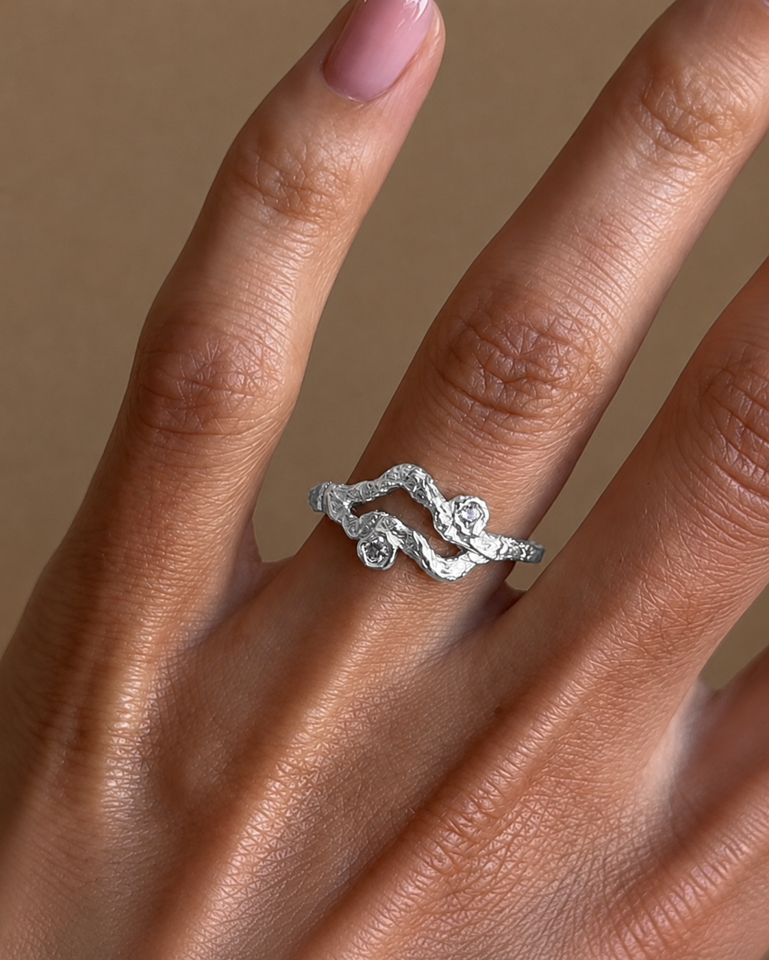 Maris ring i sterlingsølv med bløde fordybninger formet som af bølger