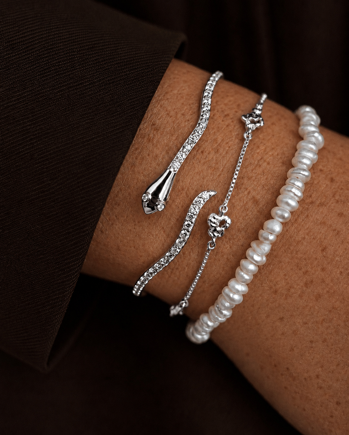 Vrouwelijk Mazu armband van 925 sterling zilver met gehamerde hangers