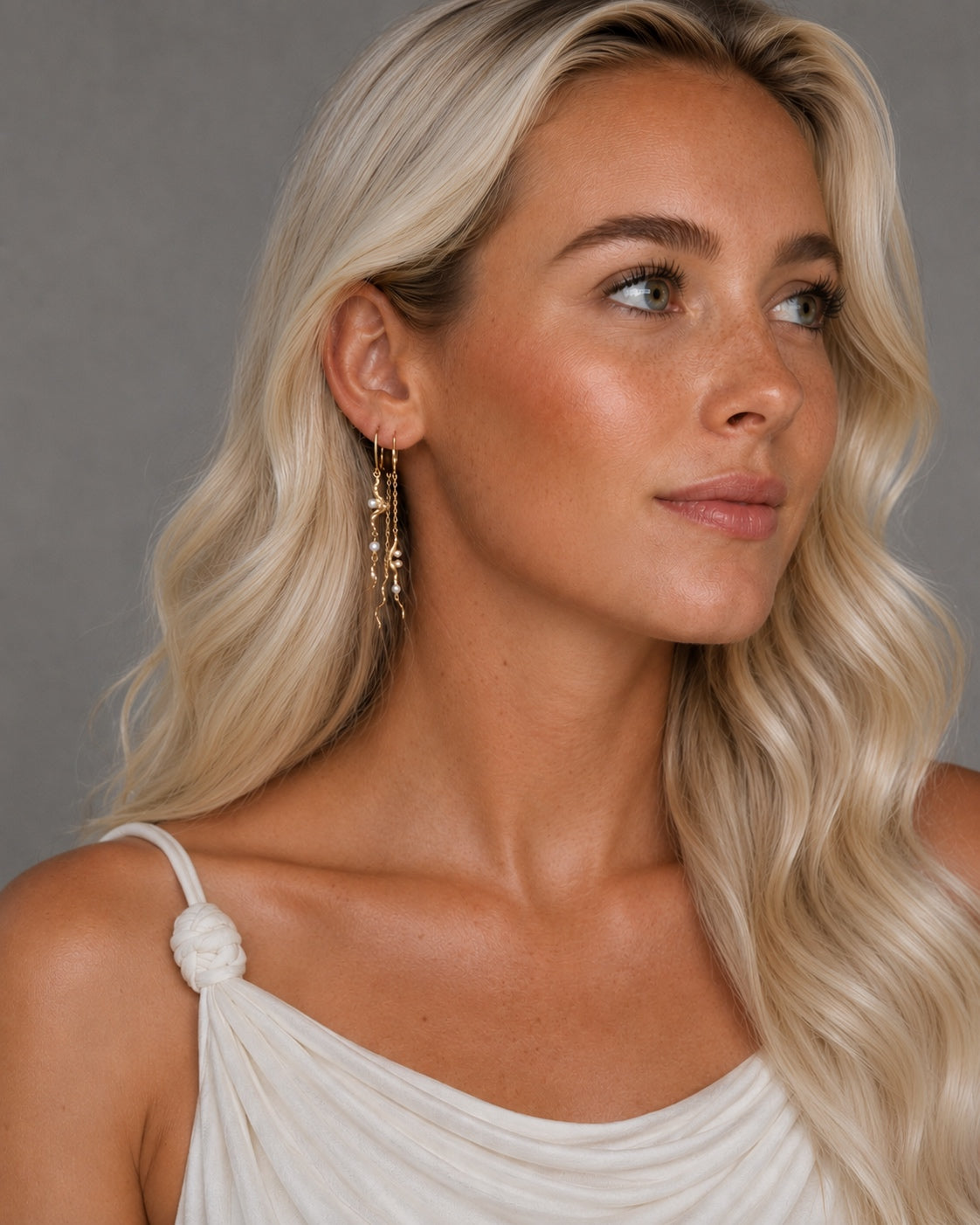 Melody earrings in a gold-plated design with two small pearls between organic links