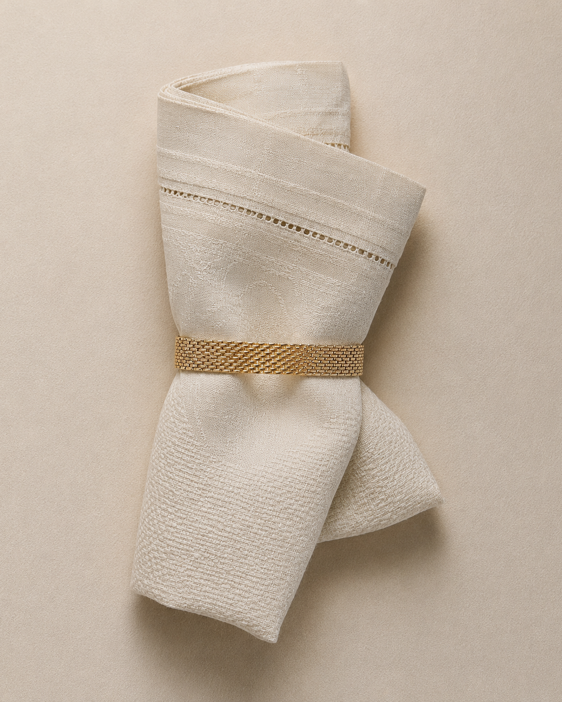 Elegant Mesh Bracelet in 14K PVD gold-plated steel that reflects the light
