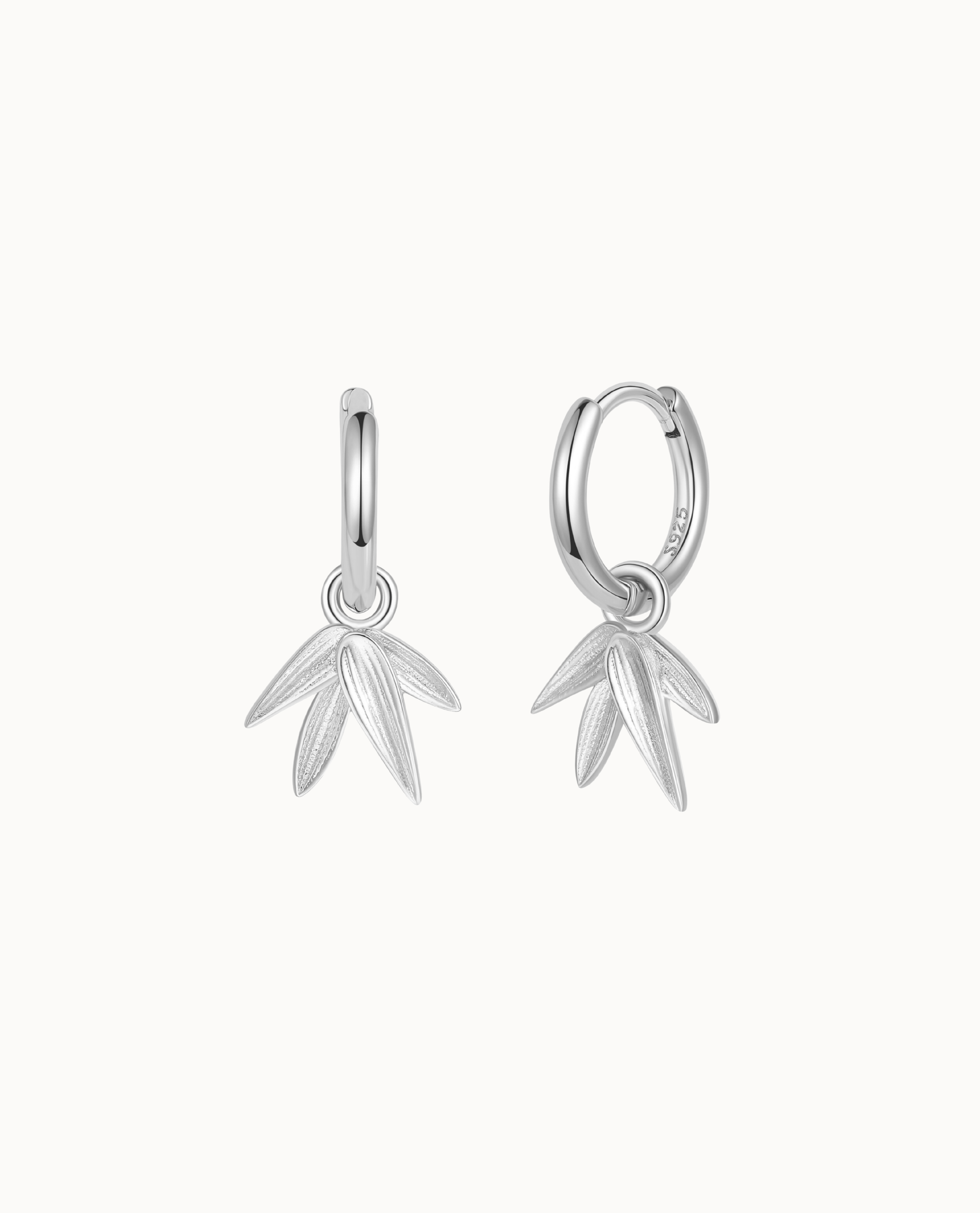Meya Earrings aus 925er Sterlingsilber – Klick-Creolen mit Bambusblättern als Anhänger