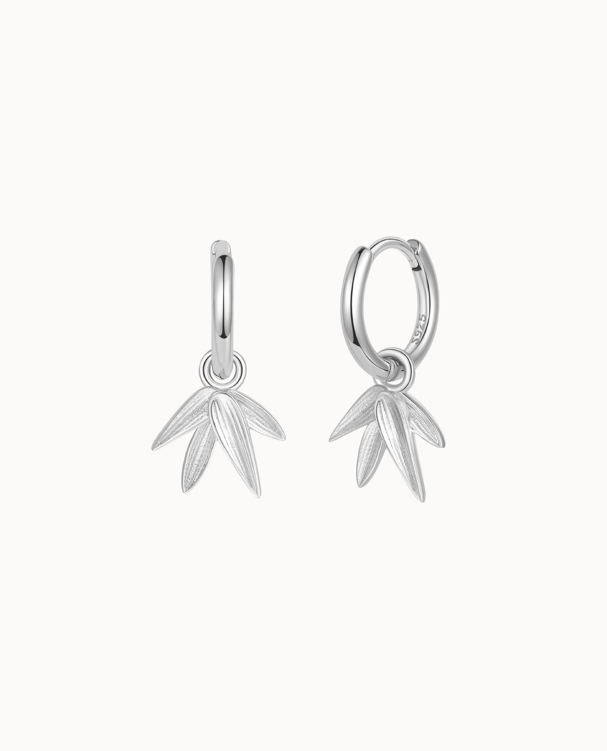 Meya Earrings aus 925er Sterlingsilber – Klick-Creolen mit Bambusblättern als Anhänger