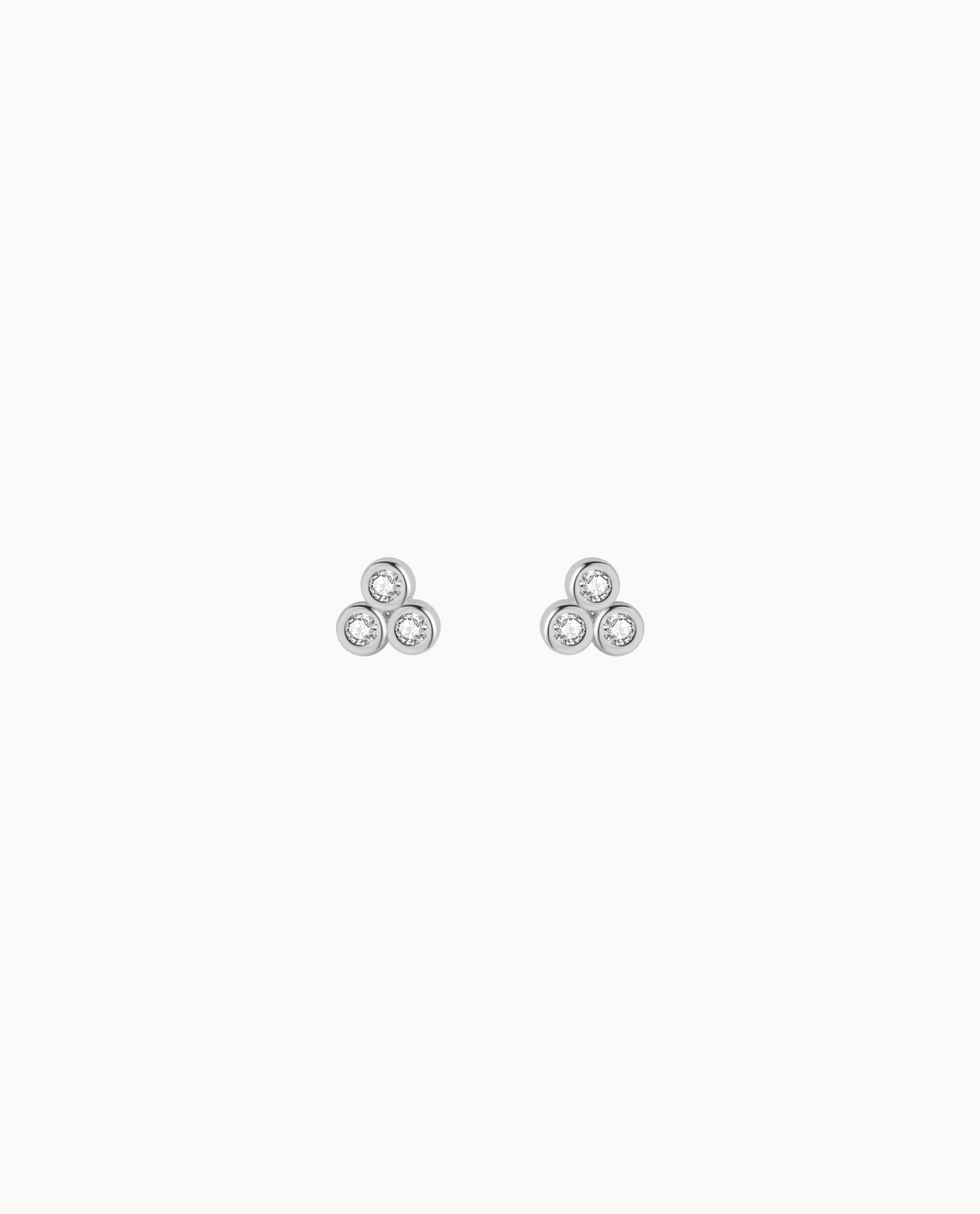 Mina Petite Studs i 925 sterlingsølv med tre kubiske zirkoner