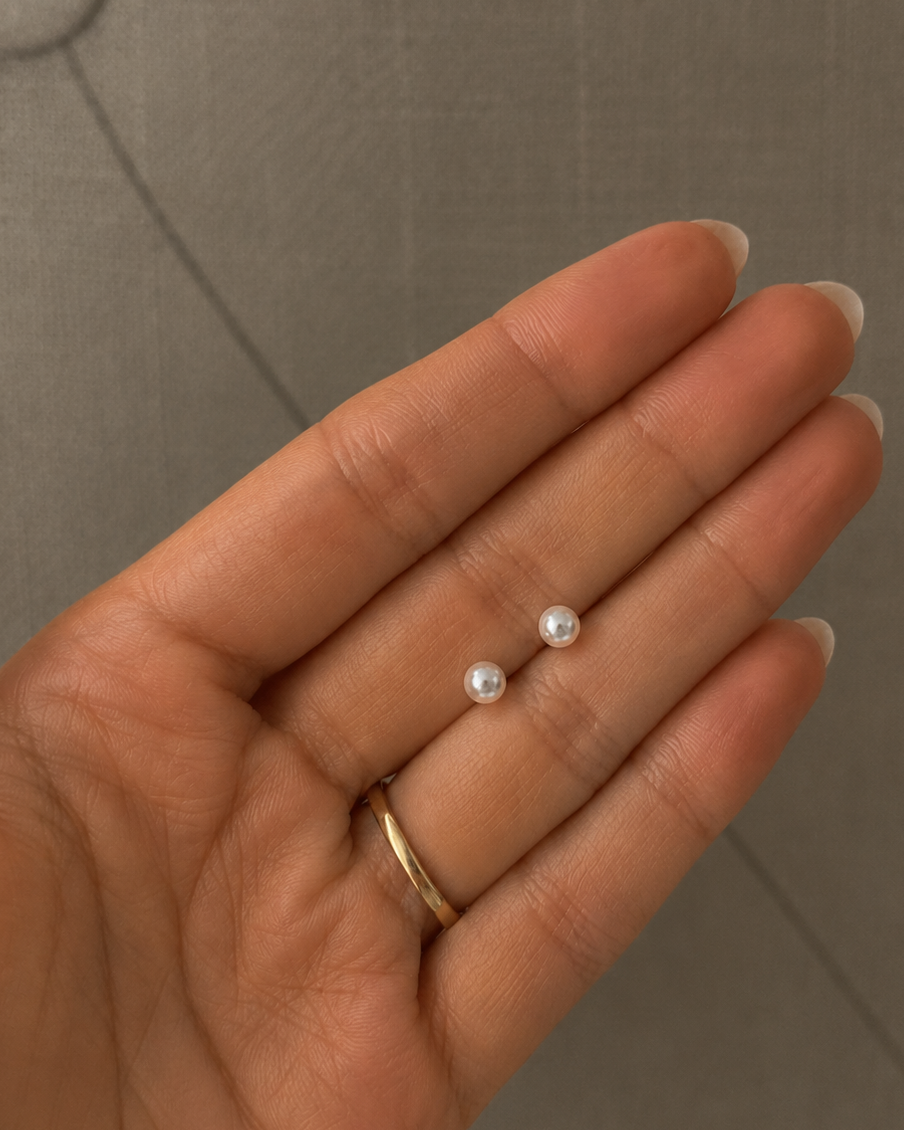 Small gold-plated Mira studs with a pearl – classic and elegant