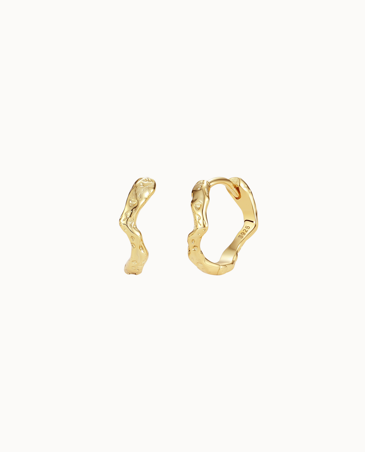 Morea Earrings – creolen in 18K verguld sterling zilver met golvende, organische vorm